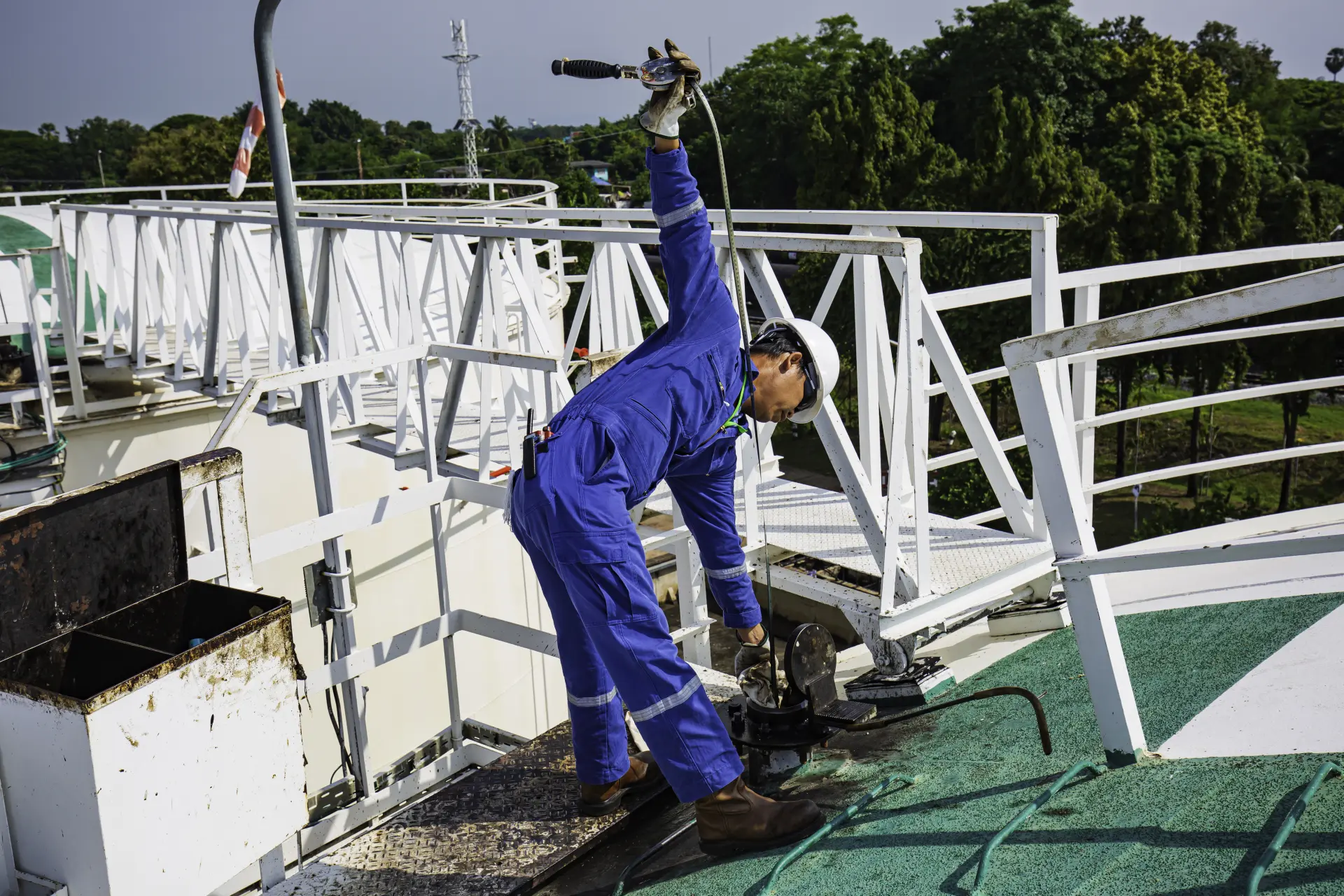 inspecting marine hoses